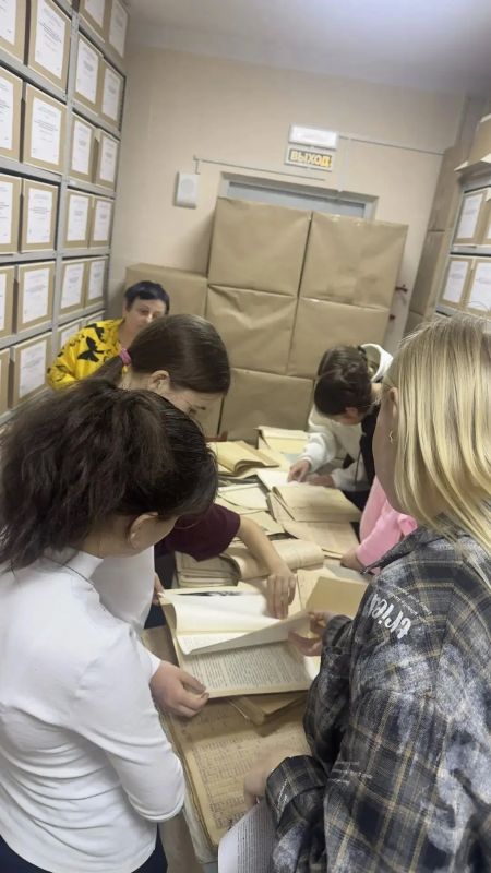 Ко дню местного самоуправления, 21 апреля 2026 года, учащиеся Крымской школы-гимназии посетили архивный отдел (муниципальный архив) администрации Сакского района Ко дню местного самоуправления, 21 апреля 2026 года, учащиеся Крымской школы-гимназии посетили архивный отдел (муниципальный архив) администрации Сакского района