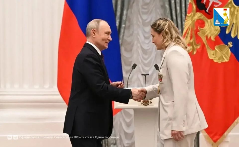 Владимир Путин вручил севастопольской спортсменке Елене Гапешиной медаль ордена «За заслуги перед Отечеством» II степени Владимир Путин вручил севастопольской спортсменке Елене Гапешиной медаль ордена «За заслуги перед Отечеством» II степени