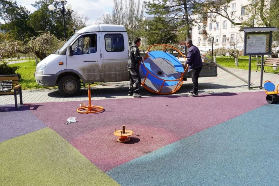 В Керчи продолжается работа по ремонту и обслуживанию детских и спортивных площадок В Керчи продолжается работа по ремонту и обслуживанию детских и спортивных площадок