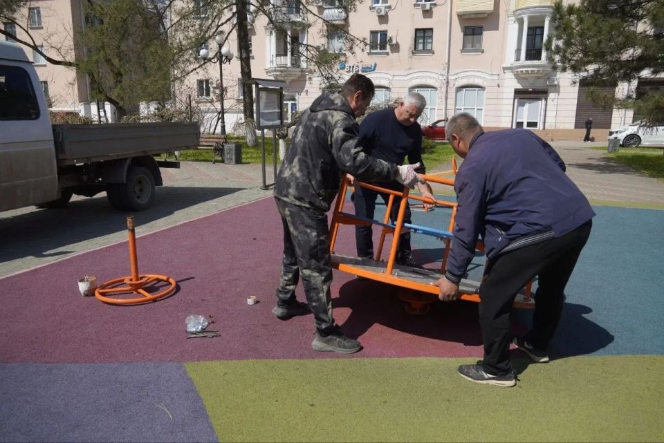 В Керчи продолжается работа по ремонту и обслуживанию детских и спортивных площадок В Керчи продолжается работа по ремонту и обслуживанию детских и спортивных площадок