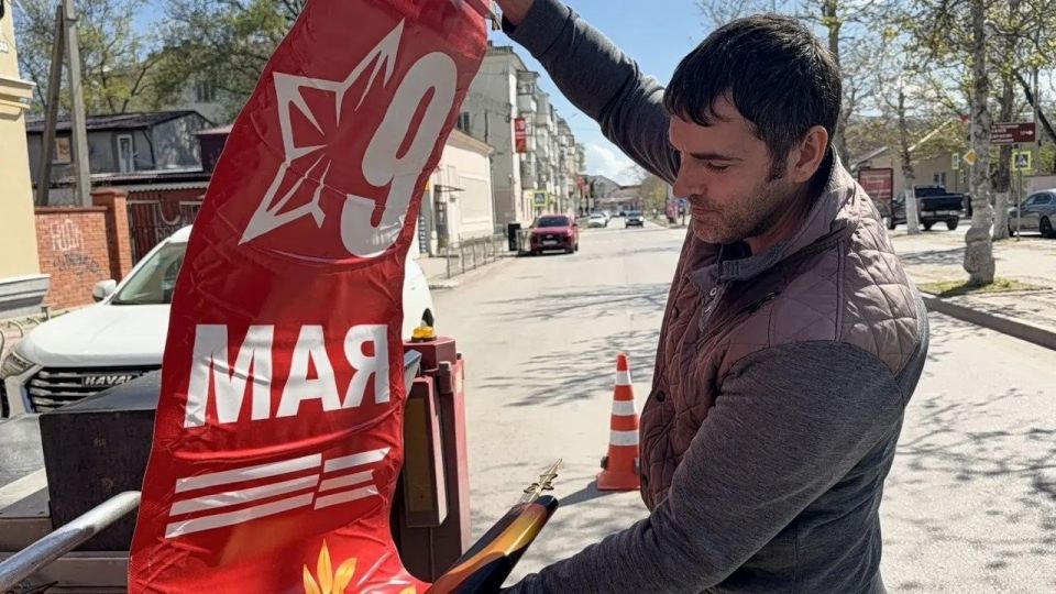 В Керчи приступили к установке праздничной символики В Керчи приступили к установке праздничной символики