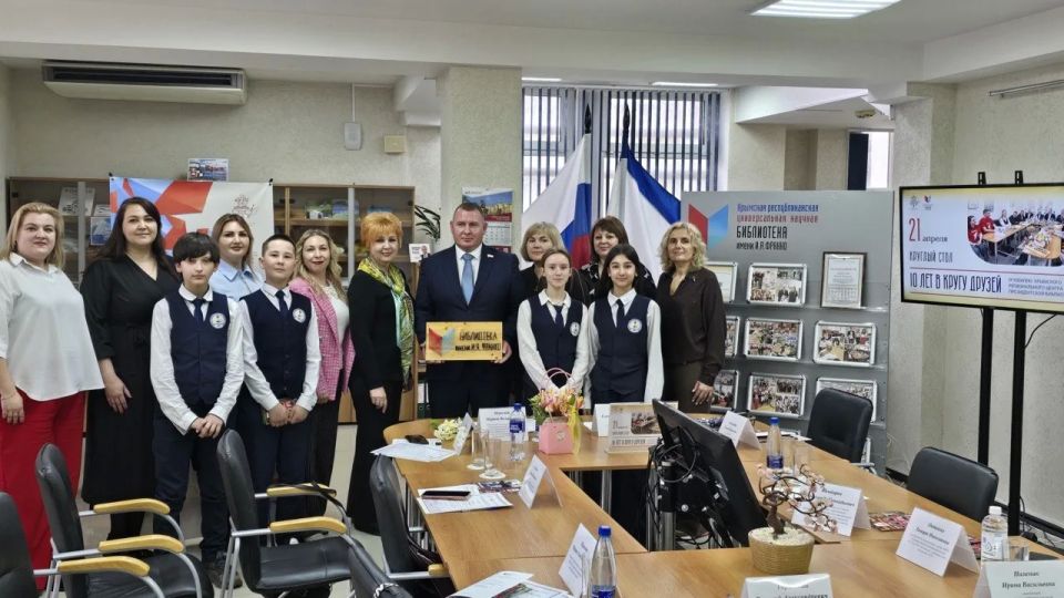 Заместитель председателя Комитета Государственного Совета Республики Крым по транспорту, жилищно-коммунальному и дорожному хозяйству Александр Комбаров, представители общественности и образовательных учреждений Симферополя... Заместитель председателя Комитета Государственного Совета Республики Крым по транспорту, жилищно-коммунальному и дорожному хозяйству Александр Комбаров, представители общественности и образовательных учреждений Симферополя...