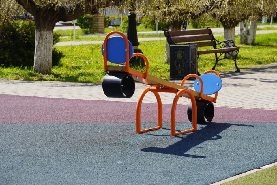 В Керчи продолжается работа по ремонту и обслуживанию детских и спортивных площадок В Керчи продолжается работа по ремонту и обслуживанию детских и спортивных площадок