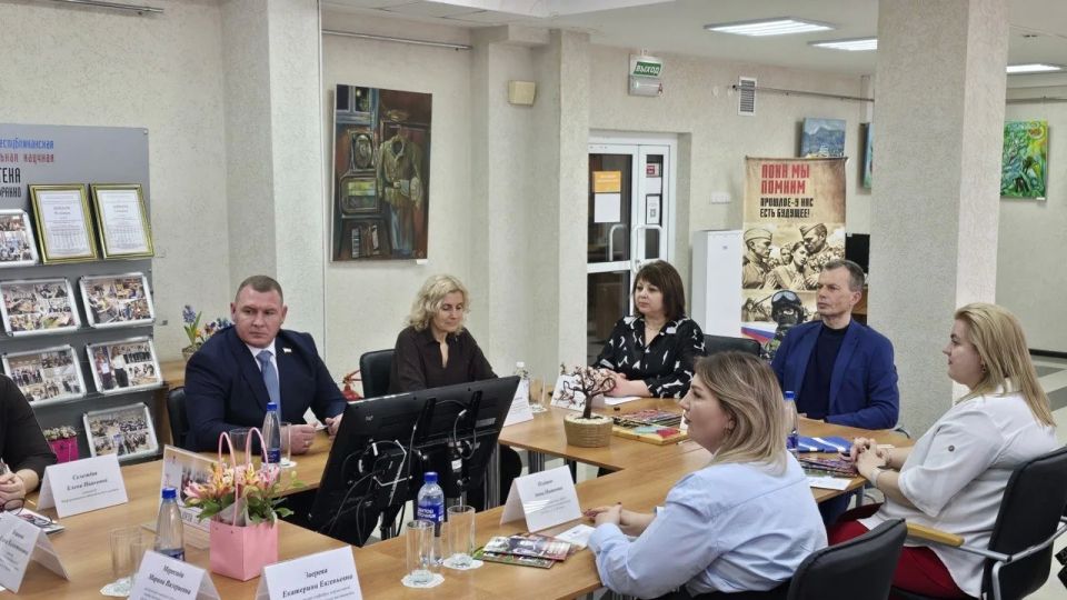 Заместитель председателя Комитета Государственного Совета Республики Крым по транспорту, жилищно-коммунальному и дорожному хозяйству Александр Комбаров, представители общественности и образовательных учреждений Симферополя... Заместитель председателя Комитета Государственного Совета Республики Крым по транспорту, жилищно-коммунальному и дорожному хозяйству Александр Комбаров, представители общественности и образовательных учреждений Симферополя...