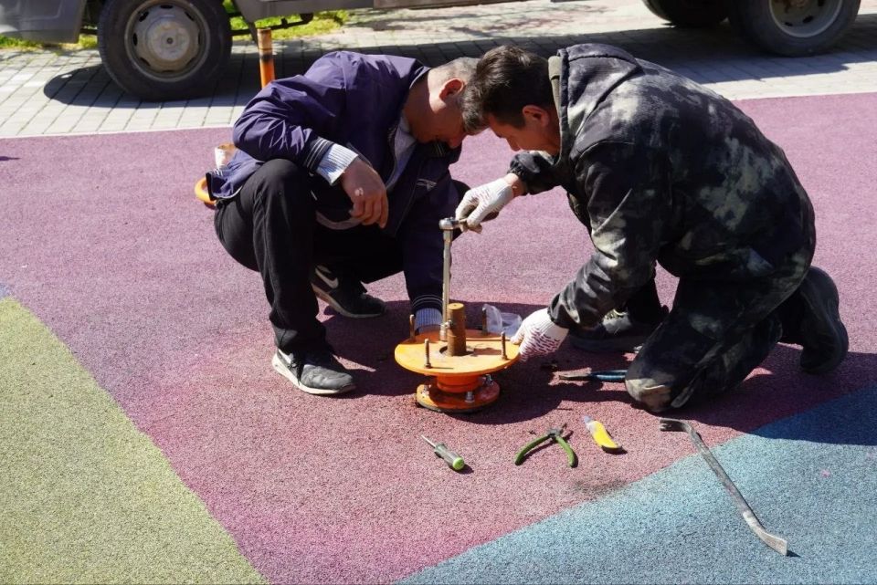 В Керчи продолжается работа по ремонту и обслуживанию детских и спортивных площадок В Керчи продолжается работа по ремонту и обслуживанию детских и спортивных площадок