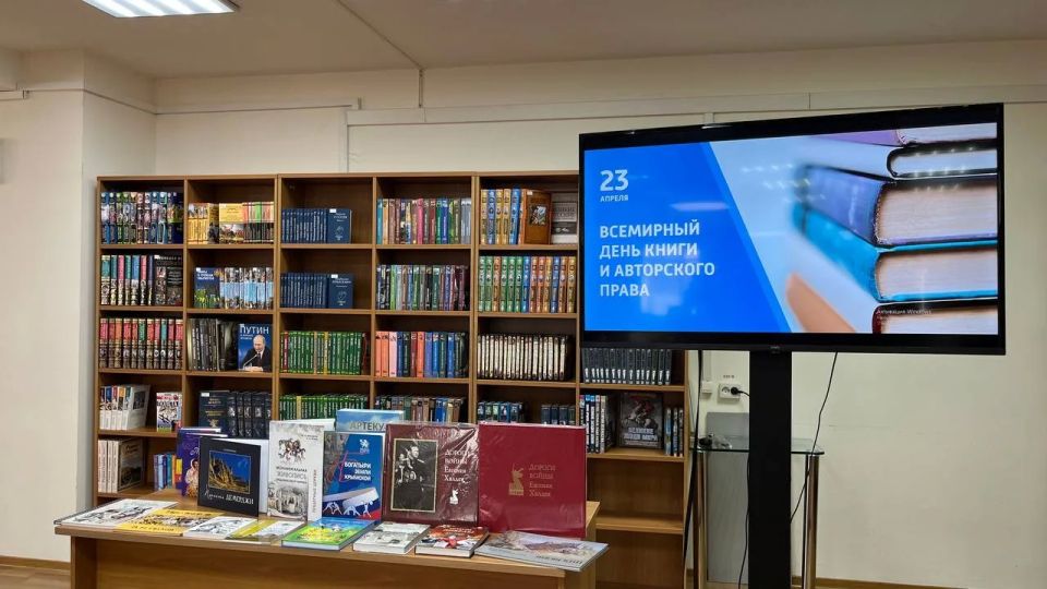 Ко Всемирному дню книги Мининформ Крыма передал более 1000 книг библиотеке им. И.Я. Франко Ко Всемирному дню книги Мининформ Крыма передал более 1000 книг библиотеке им. И.Я. Франко