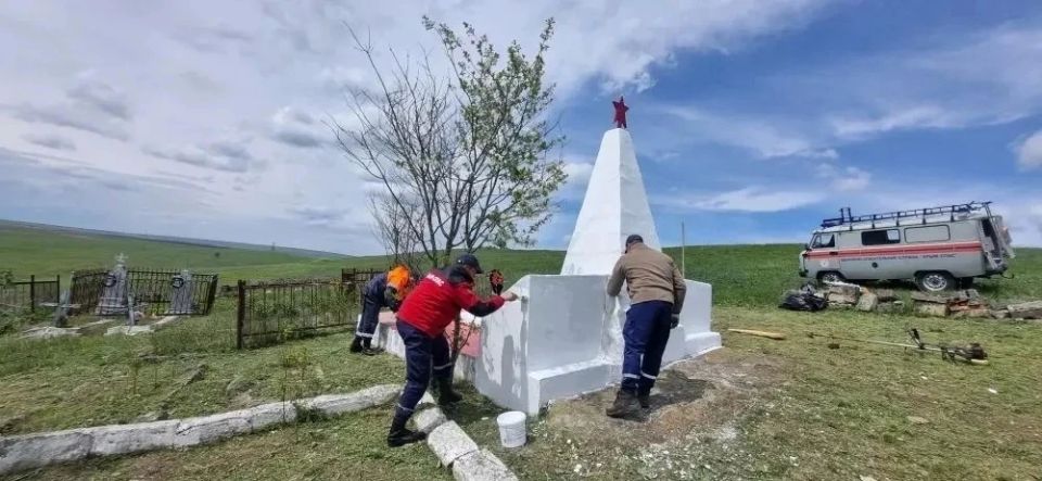 Сотрудники Белогорского аварийно-спасательного отряда привели в порядок место боев партизан на горе Караголь Сотрудники Белогорского аварийно-спасательного отряда привели в порядок место боев партизан на горе Караголь