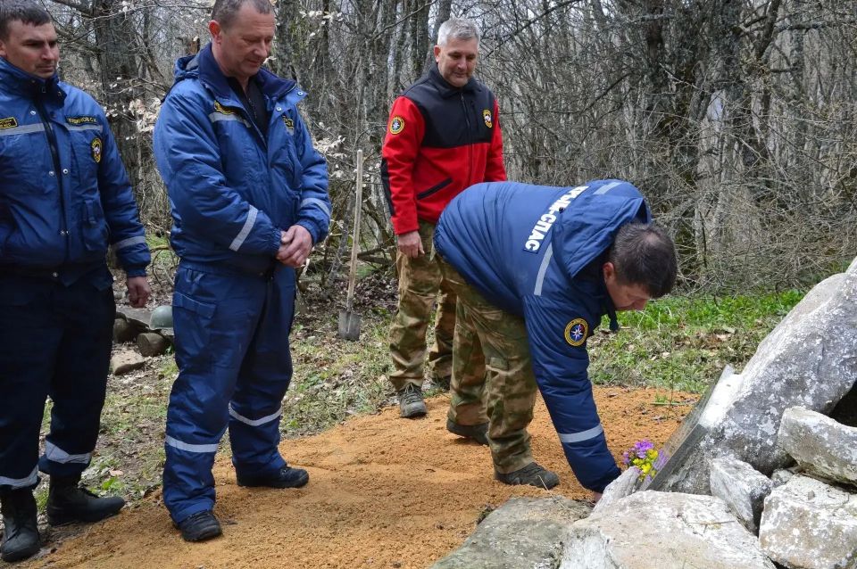 Сотрудники Белогорского аварийно-спасательного отряда привели в порядок место боев партизан на горе Караголь Сотрудники Белогорского аварийно-спасательного отряда привели в порядок место боев партизан на горе Караголь