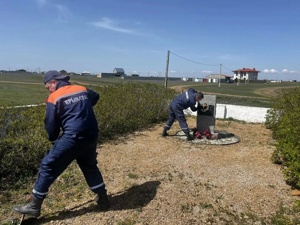 Сотрудники Белогорского аварийно-спасательного отряда привели в порядок место боев партизан на горе Караголь Сотрудники Белогорского аварийно-спасательного отряда привели в порядок место боев партизан на горе Караголь