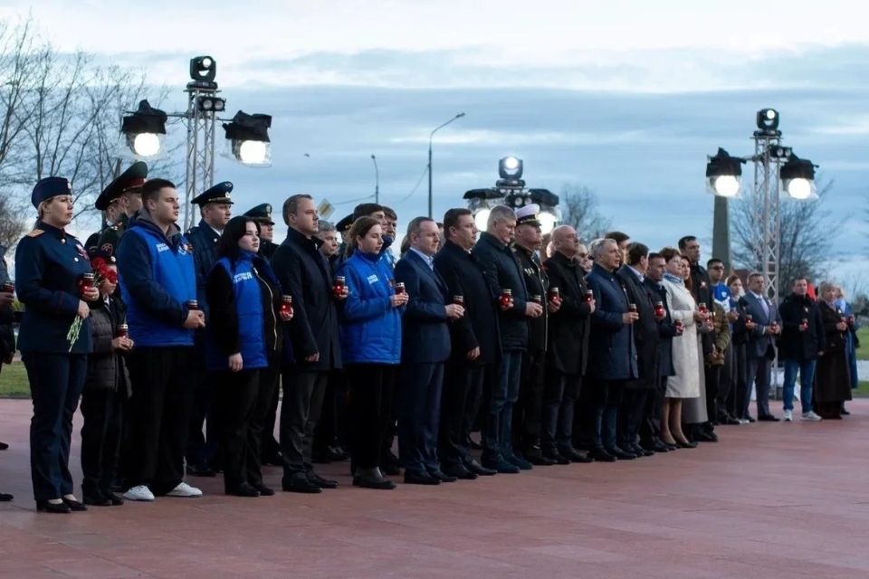 Активисты «Молодой Гвардии» Симферополя приняли участие в ежегодной памятной акции «Зажги свечу памяти» Активисты «Молодой Гвардии» Симферополя приняли участие в ежегодной памятной акции «Зажги свечу памяти»