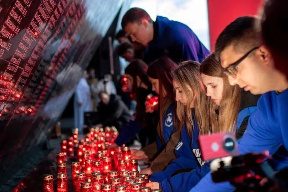 Активисты «Молодой Гвардии» Симферополя приняли участие в ежегодной памятной акции «Зажги свечу памяти» Активисты «Молодой Гвардии» Симферополя приняли участие в ежегодной памятной акции «Зажги свечу памяти»