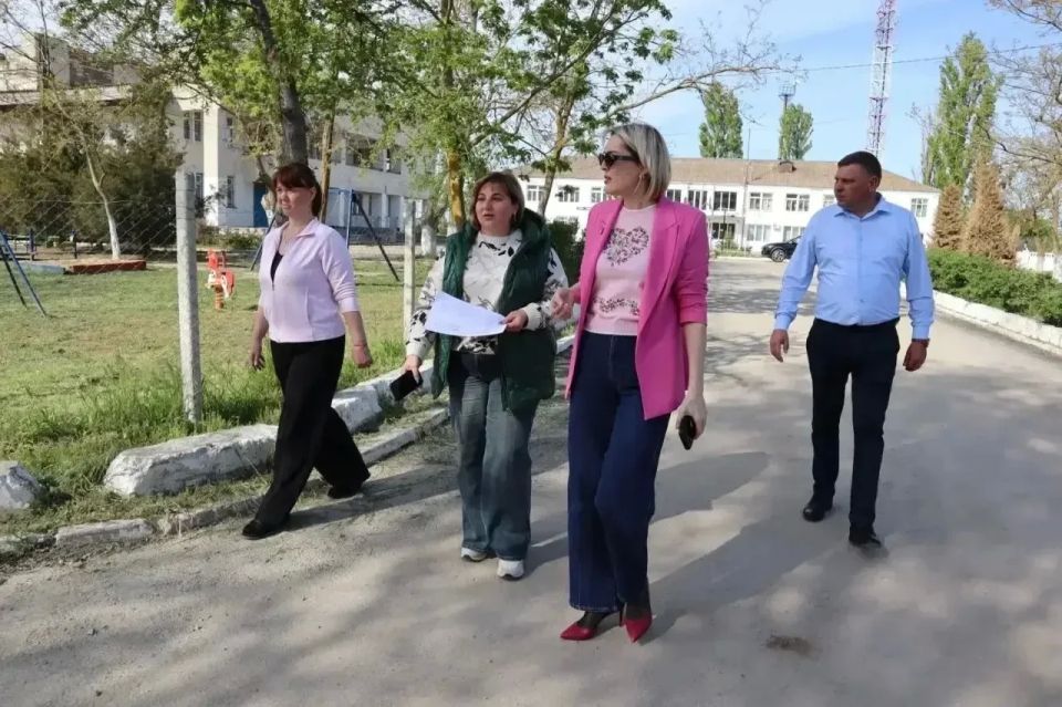 Глава администрации Джанкойского района Инна Федоренко совместно с первым заместителем Анной Трушиной посетила с рабочим выездом село Чайкино Глава администрации Джанкойского района Инна Федоренко совместно с первым заместителем Анной Трушиной посетила с рабочим выездом село Чайкино