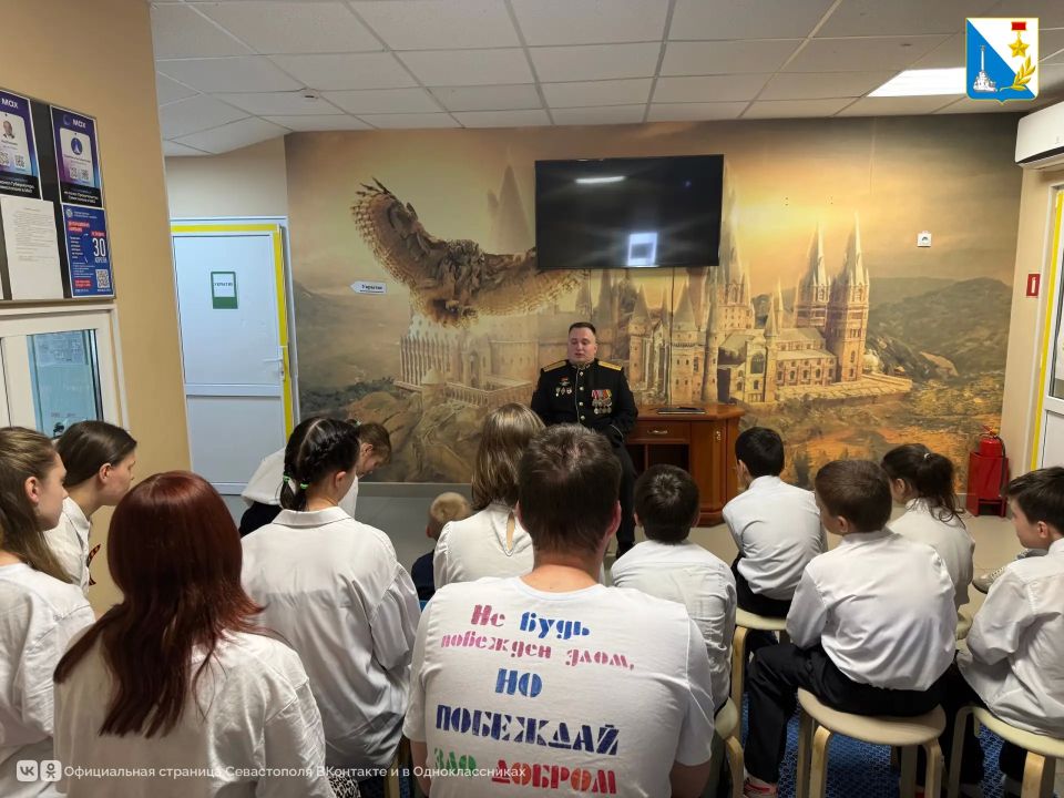 Участник программы «Севастополь — город героев» встретился с детьми из социального приюта Участник программы «Севастополь — город героев» встретился с детьми из социального приюта
