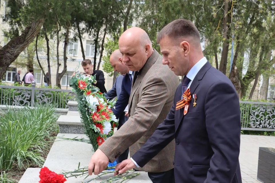 В Керчи открыли мемориальную доскугерою СВО В Керчи открыли мемориальную доскугерою СВО