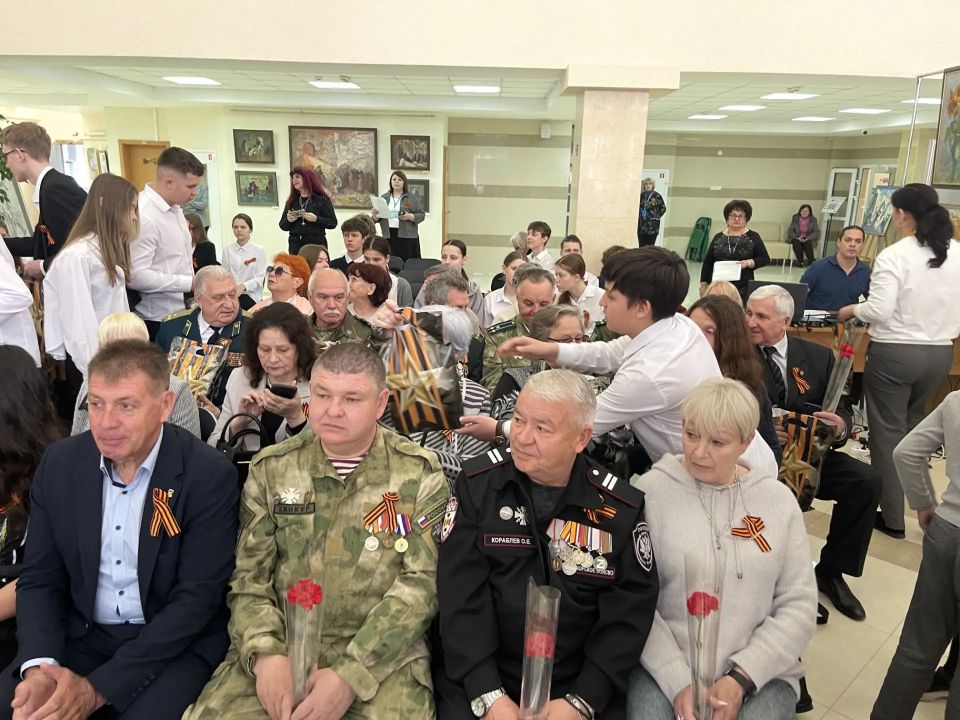В Мраморном зале Центральной библиотеки Крыма состоялось мероприятие, посвящённое 81-й годовщине Дня Победы в Великой Отечественной войне В Мраморном зале Центральной библиотеки Крыма состоялось мероприятие, посвящённое 81-й годовщине Дня Победы в Великой Отечественной войне