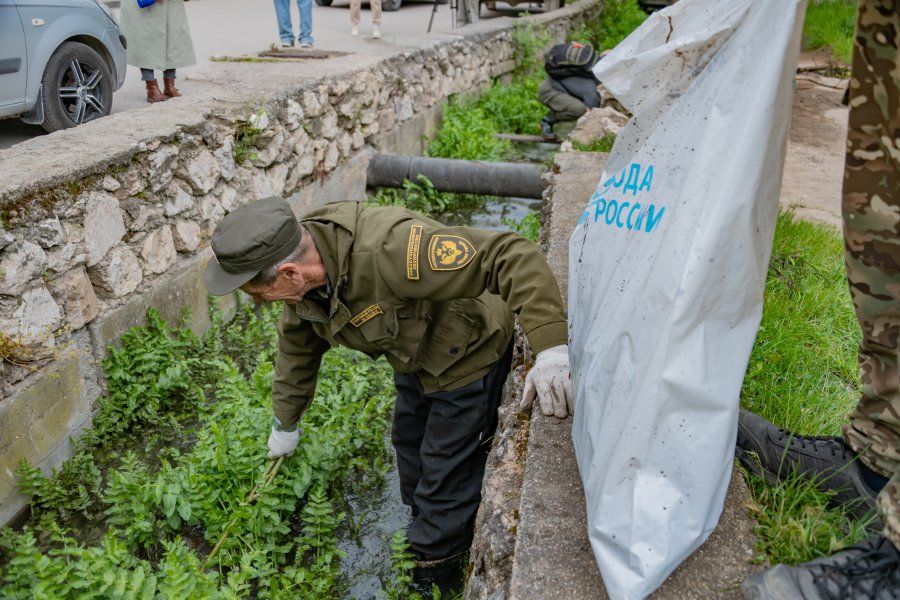 Севприроднадзор расчищает берега Балаклавки Севприроднадзор расчищает берега Балаклавки