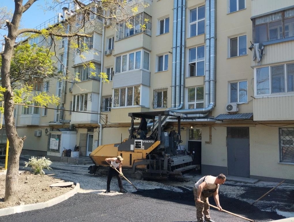 В Феодосийском округе продолжаются работы по капитальному ремонту дворовых территорий В Феодосийском округе продолжаются работы по капитальному ремонту дворовых территорий