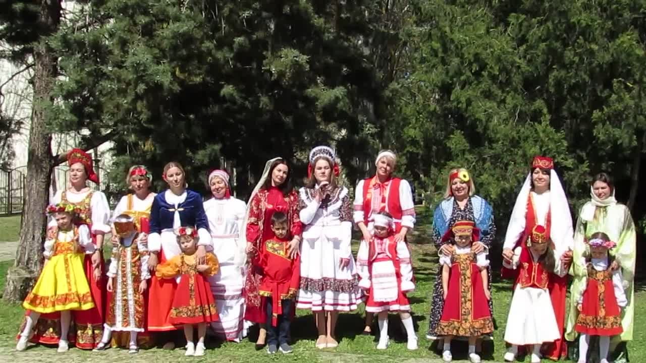 Композиция «Мамы разные, а Родина одна», которую представляют воспитанники, педагоги, родители детского сада №5 «Алые паруса», звучит настоящим гимном единству и любви к Отчизне.