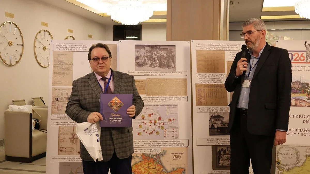 Олег Лобов открыл историко-документальную выставку «Единый народ – единая история Олег Лобов открыл историко-документальную выставку «Единый народ – единая история