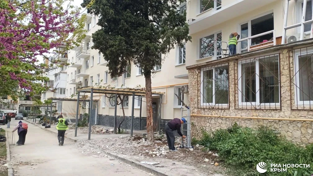 Уже почти два месяца идут активные работы по восстановлению домов на улице Корчагина в Севастополе Уже почти два месяца идут активные работы по восстановлению домов на улице Корчагина в Севастополе