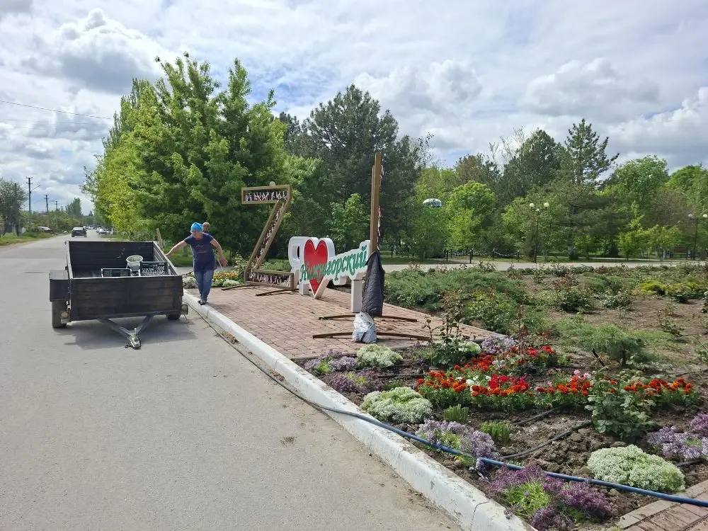 В посёлке Нижнегорский высадят около десяти тысяч растений В посёлке Нижнегорский высадят около десяти тысяч растений