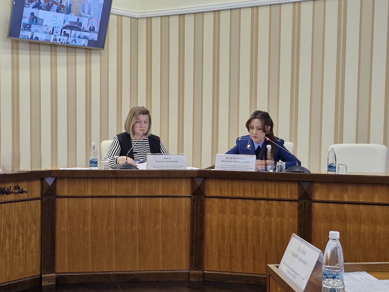 В Крыму обсудили вопросы борьбы с нелегальной занятостью и погашения задолженности по зарплате В Крыму обсудили вопросы борьбы с нелегальной занятостью и погашения задолженности по зарплате