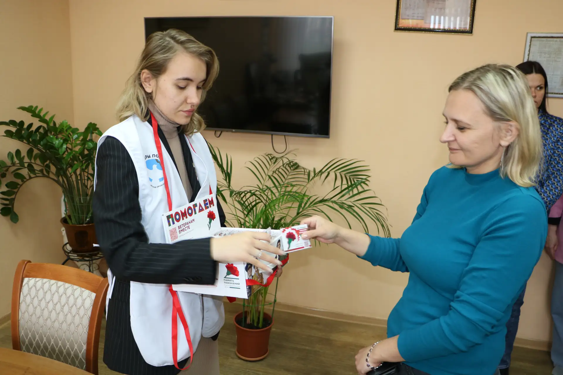 Сотрудники Минфина Крыма поддержали акцию «Красная гвоздика» Сотрудники Минфина Крыма поддержали акцию «Красная гвоздика»