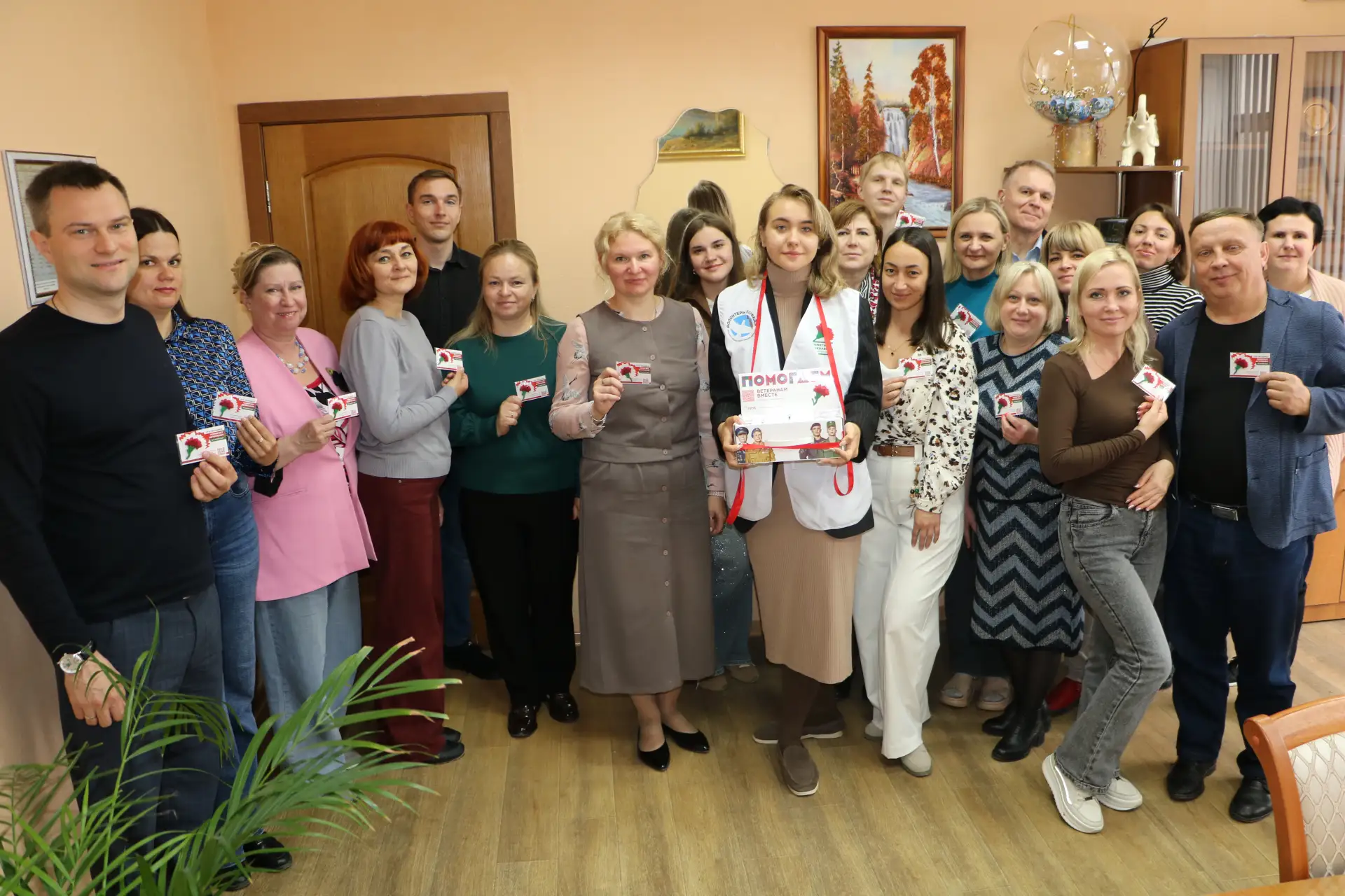 Сотрудники Минфина Крыма поддержали акцию «Красная гвоздика» Сотрудники Минфина Крыма поддержали акцию «Красная гвоздика»