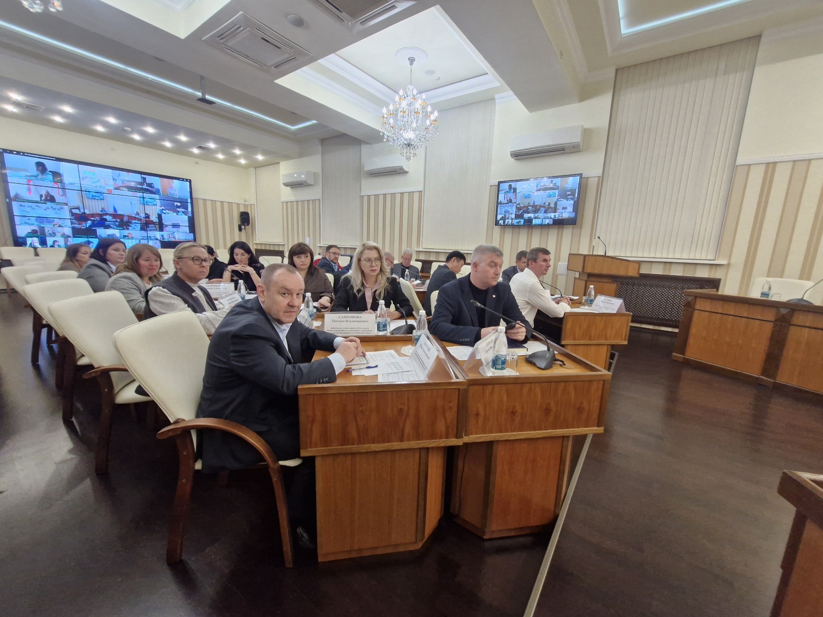 В Крыму обсудили вопросы борьбы с нелегальной занятостью и погашения задолженности по зарплате В Крыму обсудили вопросы борьбы с нелегальной занятостью и погашения задолженности по зарплате