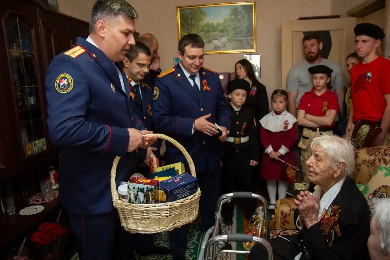 В честь победного мая крымские следователи продолжают поздравлять ветеранов Великой Отечественной войны с праздником В честь победного мая крымские следователи продолжают поздравлять ветеранов Великой Отечественной войны с праздником