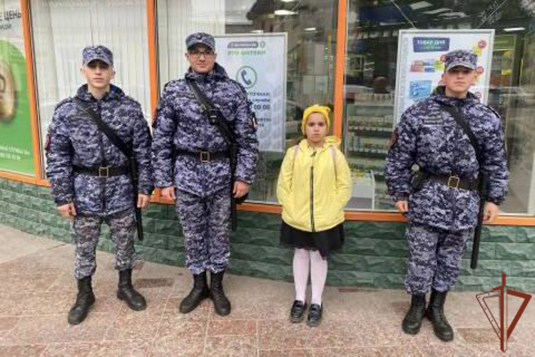 Военнослужащие Росгвардии вернули домой потерявшегося ребенка в Крыму