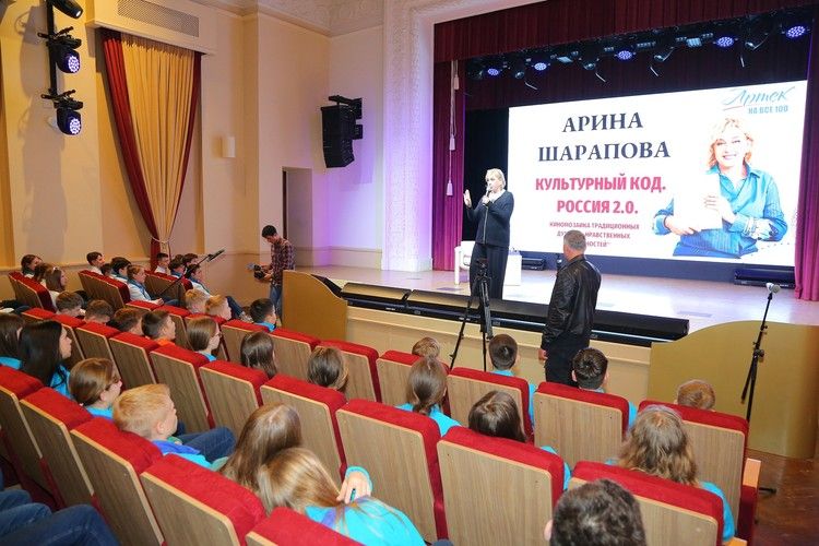 «Я без Крыма не живу»: Арина Шарапова показала в «Артеке» и рассказала о любви к полуострову «Я без Крыма не живу»: Арина Шарапова показала в «Артеке» и рассказала о любви к полуострову
