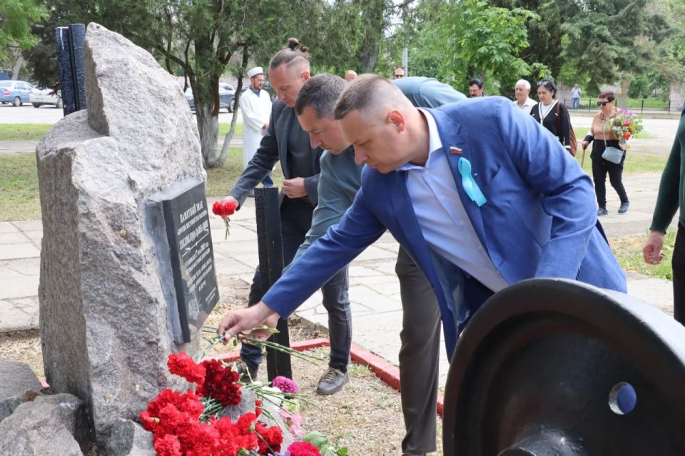 Иван Кошель: Сегодня на привокзальной площади Керчи почтили память депортированных в годы войны народов Крыма Иван Кошель: Сегодня на привокзальной площади Керчи почтили память депортированных в годы войны народов Крыма