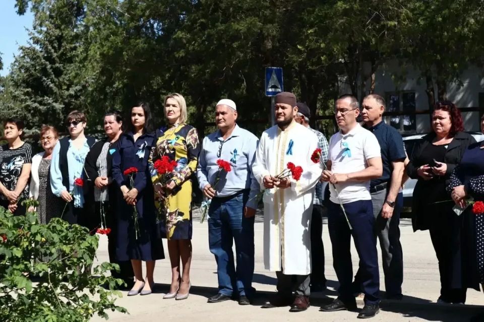 Инна Федоренко: Вместе с председателем мусульманских религиозных общин Джанкойского района Азизом Меметовым, главным имамом района Эльдаром Аджибекировым и жителями с. Крымки приняла участие в церемонии возложения цветов к... Инна Федоренко: Вместе с председателем мусульманских религиозных общин Джанкойского района Азизом Меметовым, главным имамом района Эльдаром Аджибекировым и жителями с. Крымки приняла участие в церемонии возложения цветов к...