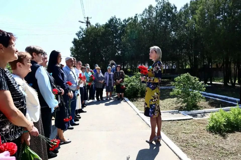 Инна Федоренко: Вместе с председателем мусульманских религиозных общин Джанкойского района Азизом Меметовым, главным имамом района Эльдаром Аджибекировым и жителями с. Крымки приняла участие в церемонии возложения цветов к... Инна Федоренко: Вместе с председателем мусульманских религиозных общин Джанкойского района Азизом Меметовым, главным имамом района Эльдаром Аджибекировым и жителями с. Крымки приняла участие в церемонии возложения цветов к...