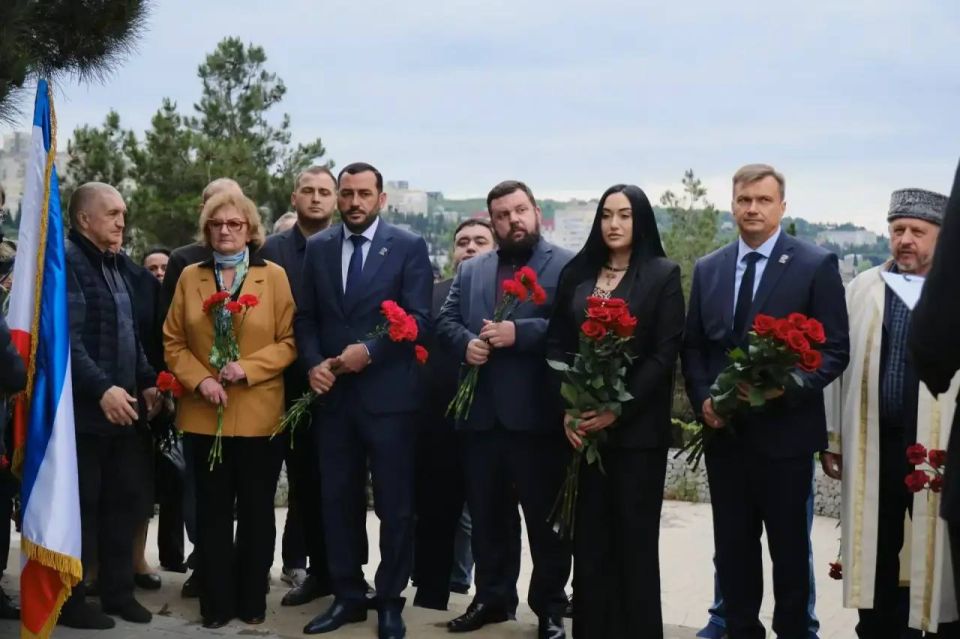 Ялта помнит…. 82 года назад началась одна из самых скорбных страниц в истории Крыма – депортация крымских татар, а затем - армян, болгар, греков, немцев, итальянцев, других народов, населявших тогда полуостров Ялта помнит…. 82 года назад началась одна из самых скорбных страниц в истории Крыма – депортация крымских татар, а затем - армян, болгар, греков, немцев, итальянцев, других народов, населявших тогда полуостров