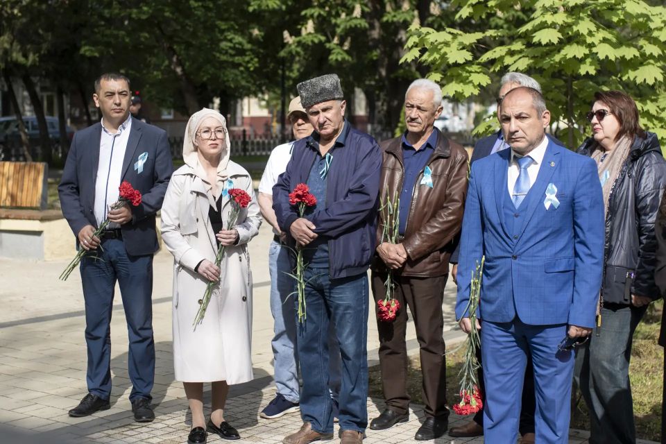Сегодня, в День памяти жертв депортации, в Симферополе прошли церемонии возложения цветов на железнодорожном вокзале и у мемориала возле Ботанического сада КФУ Сегодня, в День памяти жертв депортации, в Симферополе прошли церемонии возложения цветов на железнодорожном вокзале и у мемориала возле Ботанического сада КФУ