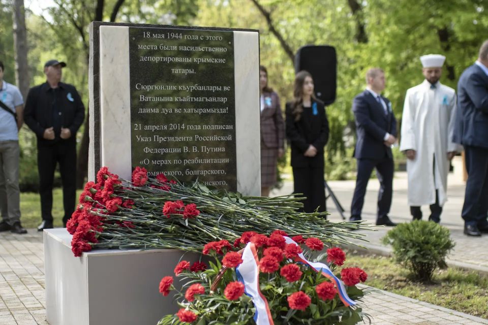 Сегодня, в День памяти жертв депортации, в Симферополе прошли церемонии возложения цветов на железнодорожном вокзале и у мемориала возле Ботанического сада КФУ Сегодня, в День памяти жертв депортации, в Симферополе прошли церемонии возложения цветов на железнодорожном вокзале и у мемориала возле Ботанического сада КФУ