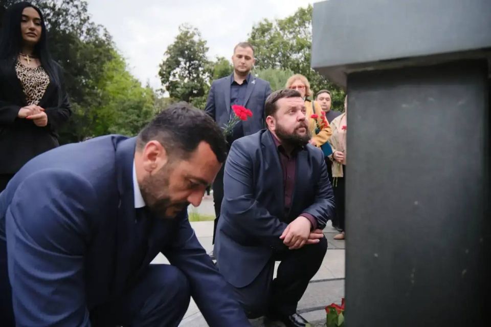Ялта помнит…. 82 года назад началась одна из самых скорбных страниц в истории Крыма – депортация крымских татар, а затем - армян, болгар, греков, немцев, итальянцев, других народов, населявших тогда полуостров Ялта помнит…. 82 года назад началась одна из самых скорбных страниц в истории Крыма – депортация крымских татар, а затем - армян, болгар, греков, немцев, итальянцев, других народов, населявших тогда полуостров