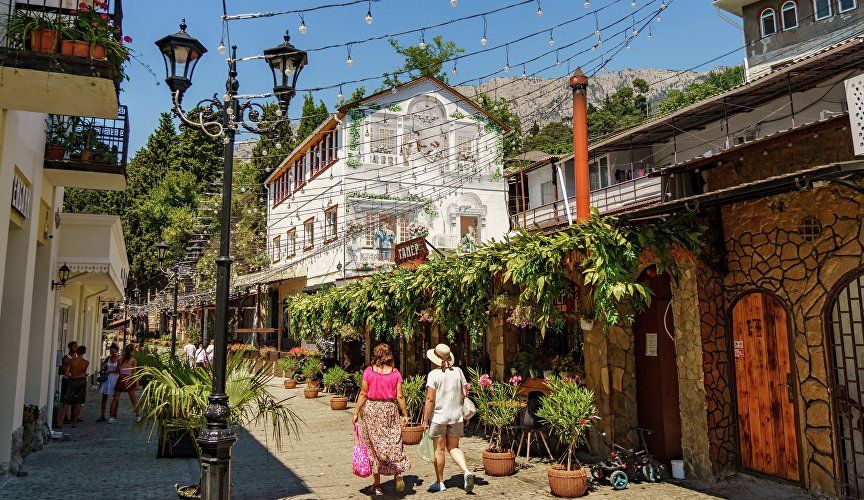 В Алупке запустили аудиопроменад с почтальоном «Слои времени»