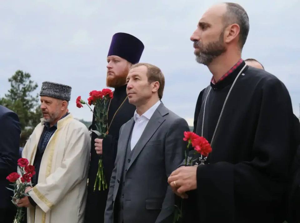 Ялта помнит…. 82 года назад началась одна из самых скорбных страниц в истории Крыма – депортация крымских татар, а затем - армян, болгар, греков, немцев, итальянцев, других народов, населявших тогда полуостров Ялта помнит…. 82 года назад началась одна из самых скорбных страниц в истории Крыма – депортация крымских татар, а затем - армян, болгар, греков, немцев, итальянцев, других народов, населявших тогда полуостров