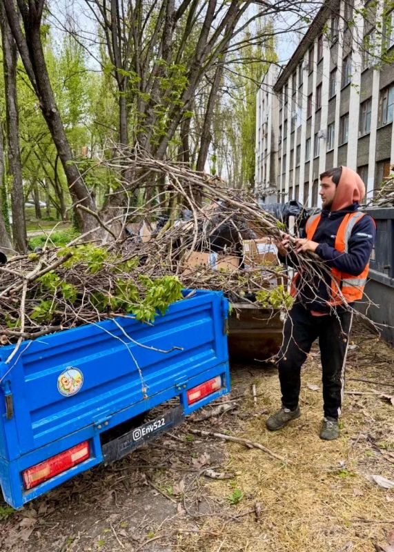 Поддерживаем порядок в парках и скверах Симферополя каждый день Поддерживаем порядок в парках и скверах Симферополя каждый день
