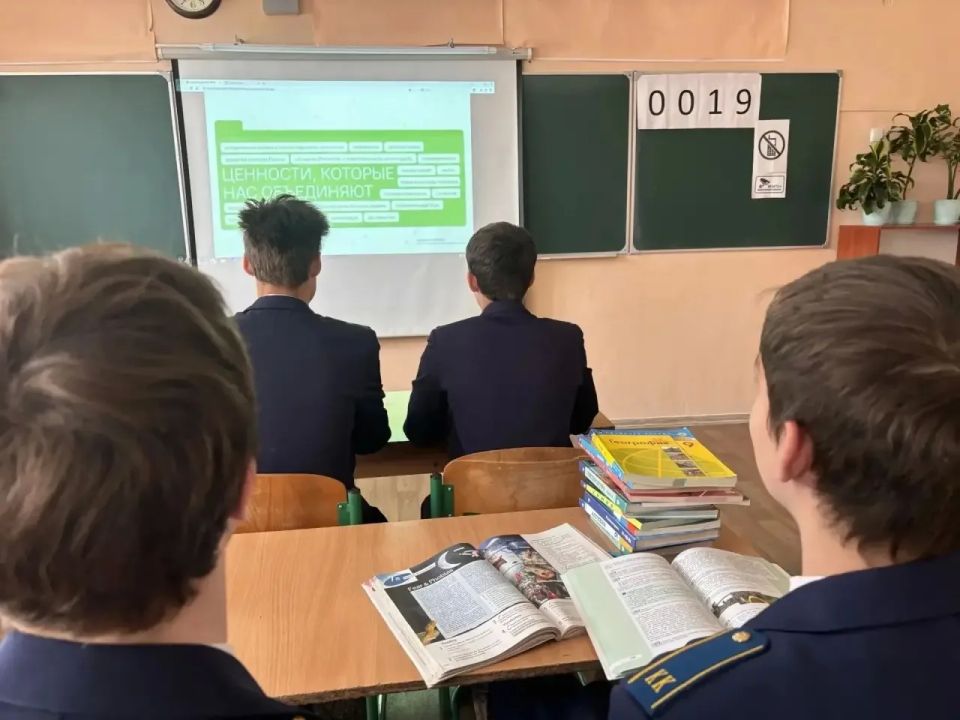 В крымских школах прошел урок «Разговоры о важном»: Ценности, которые нас объединяют В крымских школах прошел урок «Разговоры о важном»: Ценности, которые нас объединяют
