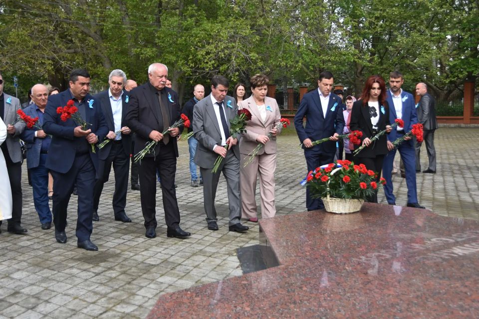 Сегодня, в День памяти жертв депортации, в Симферополе прошли церемонии возложения цветов на железнодорожном вокзале и у мемориала возле Ботанического сада КФУ Сегодня, в День памяти жертв депортации, в Симферополе прошли церемонии возложения цветов на железнодорожном вокзале и у мемориала возле Ботанического сада КФУ