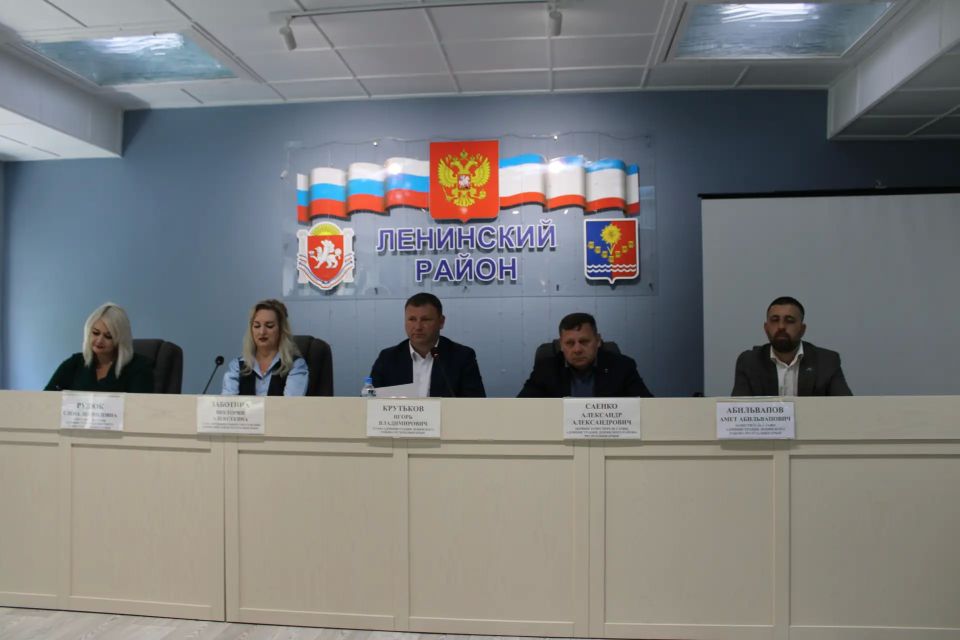 Глава Администрации района Игорь Крутьков совместно с председателем районного совета Викторией Заботиной и заместителями главы — Александром Саенко, Еленой Рудюк и Аметом Абильваповым — провёл еженедельное аппаратное...