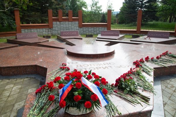 В Крыму почтили память жертв депортации В Крыму почтили память жертв депортации