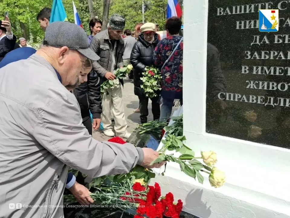 В Севастополе почтили память жертв депортации народов Крыма В Севастополе почтили память жертв депортации народов Крыма