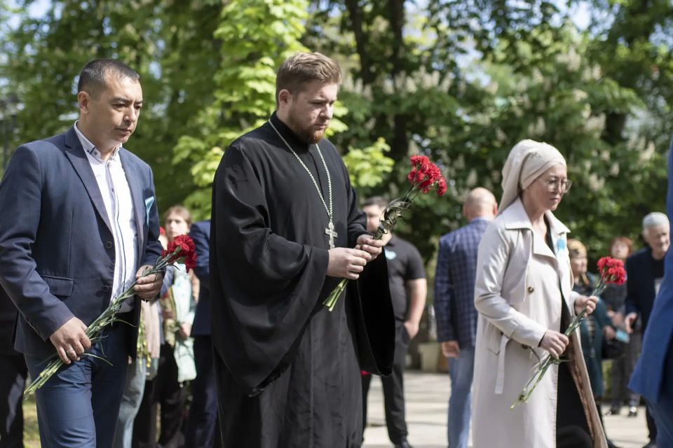 Сегодня, в День памяти жертв депортации, в Симферополе прошли церемонии возложения цветов на железнодорожном вокзале и у мемориала возле Ботанического сада КФУ Сегодня, в День памяти жертв депортации, в Симферополе прошли церемонии возложения цветов на железнодорожном вокзале и у мемориала возле Ботанического сада КФУ