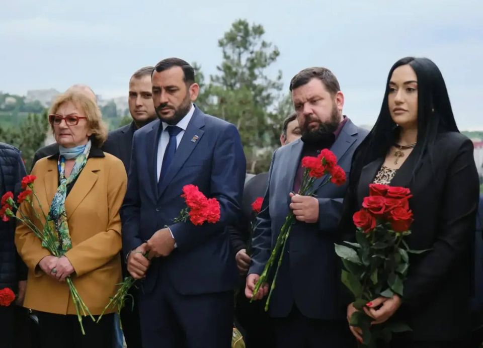 Ялта помнит…. 82 года назад началась одна из самых скорбных страниц в истории Крыма – депортация крымских татар, а затем - армян, болгар, греков, немцев, итальянцев, других народов, населявших тогда полуостров Ялта помнит…. 82 года назад началась одна из самых скорбных страниц в истории Крыма – депортация крымских татар, а затем - армян, болгар, греков, немцев, итальянцев, других народов, населявших тогда полуостров