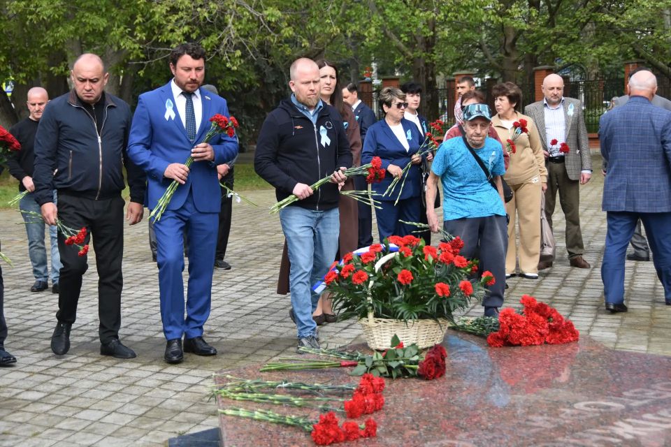 Сегодня, в День памяти жертв депортации, в Симферополе прошли церемонии возложения цветов на железнодорожном вокзале и у мемориала возле Ботанического сада КФУ Сегодня, в День памяти жертв депортации, в Симферополе прошли церемонии возложения цветов на железнодорожном вокзале и у мемориала возле Ботанического сада КФУ